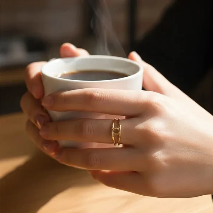 انگشتر طلا 18عیار طرح حلقه دوبل دایره وسط سایز 56 وزن 0.970 گرم 
