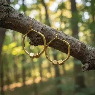 گوشواره طلا 18عیار طرح شش‌ضلعی ساده ارتفاع 1.5 سانت وزن 1.110 گرم 