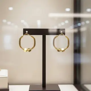 گوشواره طلا 18عیار طرح شش‌ضلعی ساده ارتفاع 1.5 سانت وزن 1.110 گرم 