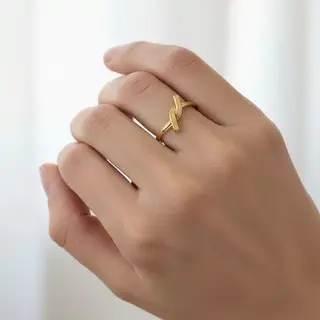 انگشتر طلا 18عیار طرح گره قلابی سایز 60 وزن 1.390 گرم 